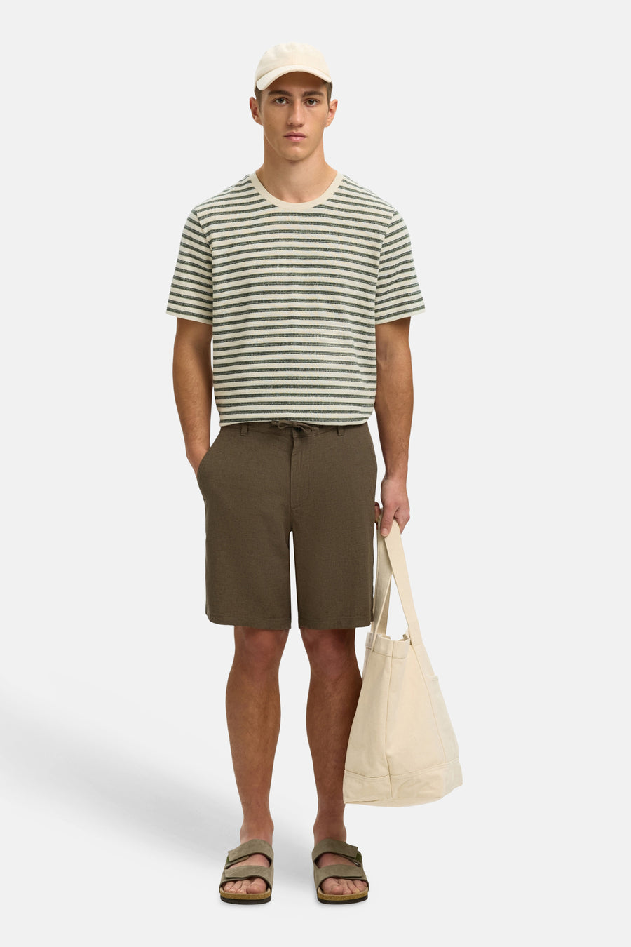 T-shirt multicolore de SELECTED, à rayures horizontales, porté avec un short kaki, une casquette et des sandales.