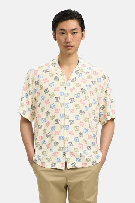 Chemise multicolore à manches courtes de SELECTED, à motif à blocs et portée avec un pantalon kaki et des chaussures en cuir.