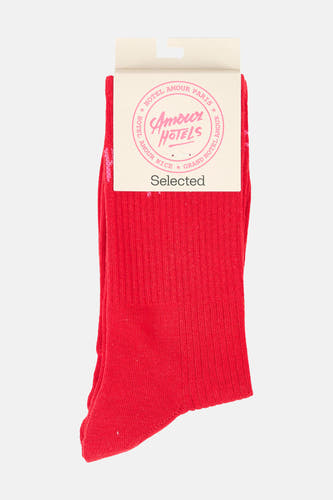 Chaussettes rouges Selected à côtes et une étiquette avec un motif d'hôtel rose.
