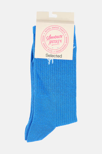 Blauwe sokken van SELECTED, met fijne ribbels en een papieren label.
