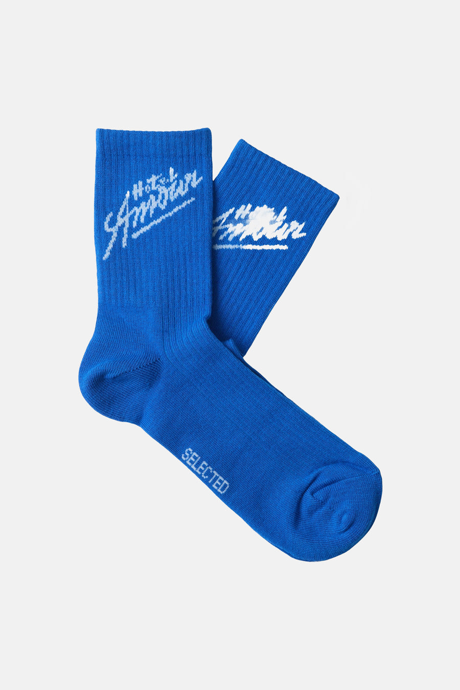 Blauwe sneakersokken van SELECTED, met witte logoprint en geribbelde textuur.
