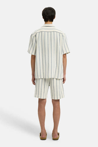 Ecru hemd met korte mouwen van SELECTED, met verticale blauwe strepen en bijpassende korte broek.
