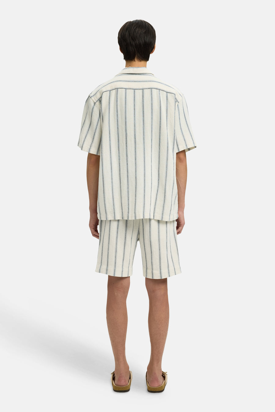 Ecru hemd met korte mouwen van SELECTED, met verticale blauwe strepen en bijpassende korte broek.
