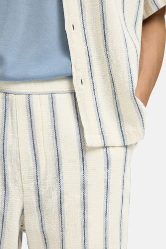 Ecru gestreepte korte broek van SELECTED, met fijne blauwe en zwarte strepen, gebreide textuur, close-up op de taille en zakken