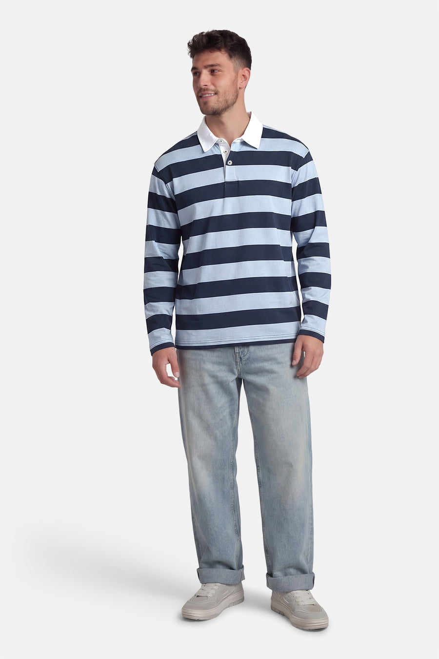 Blauwe trui van SELECTED, met lange mouwen en een wit polokraag, gecombineerd met jeans en sneakers.

