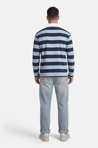 Pull bleu de SELECTED, à rayures horizontales et manches longues, combiné avec un jean bleu clair et des baskets couleur crème.