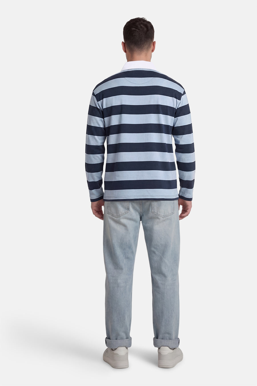 Pull bleu de SELECTED, à rayures horizontales et manches longues, combiné avec un jean bleu clair et des baskets couleur crème.