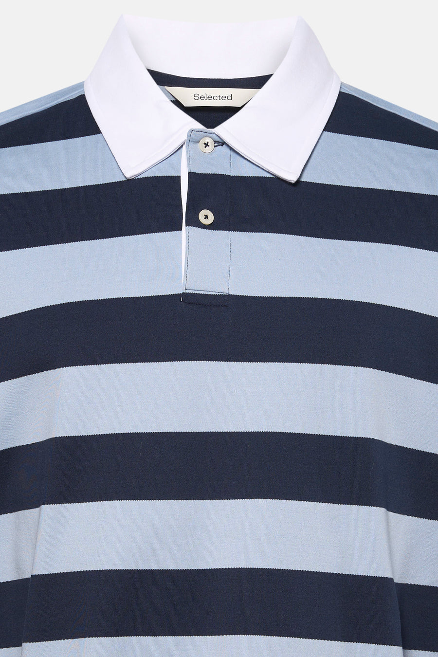 Pull rayé bleu de SELECTED, avec un col blanc et une fermeture boutonnée.
