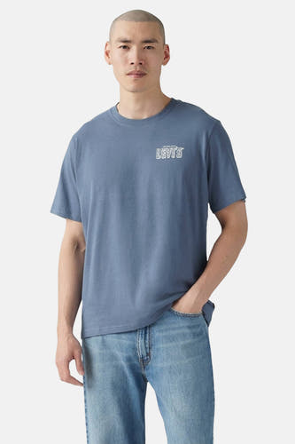 Blauw T-shirt met korte mouwen van Levi's, effen kleur en gedragen met een jeans.