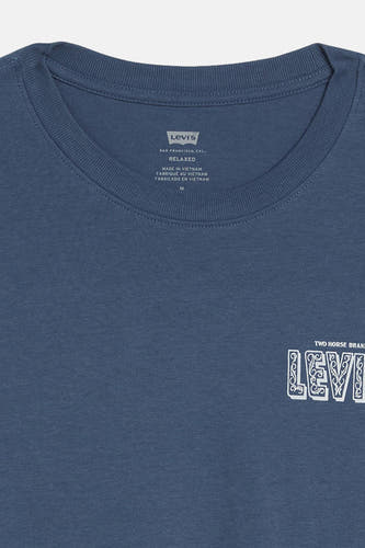 Blauw T-shirt met korte mouwen van Levi's, met merklogo en tekstprint op de voorkant.
