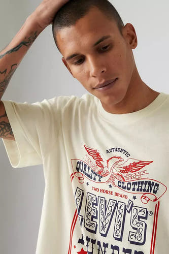 Ecru T-shirt met korte mouwen van Levi's, met een vintage logo en rood accenten.