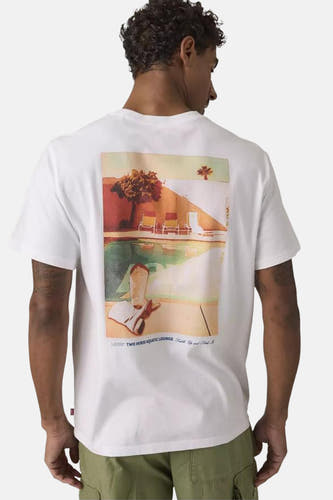 T-shirt blanc Levi's®, avec un petit imprimé texte bleu sur la poitrine.