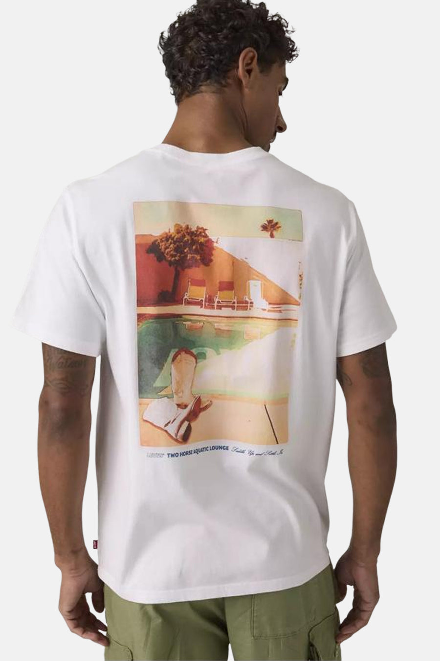 T-shirt blanc Levi's®, avec un petit imprimé texte bleu sur la poitrine.