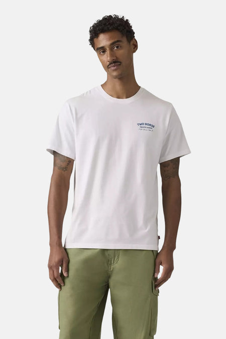 Wit T-shirt van Levi's met een kleine blauwe print op de borst, gedragen met groene cargobroek.
