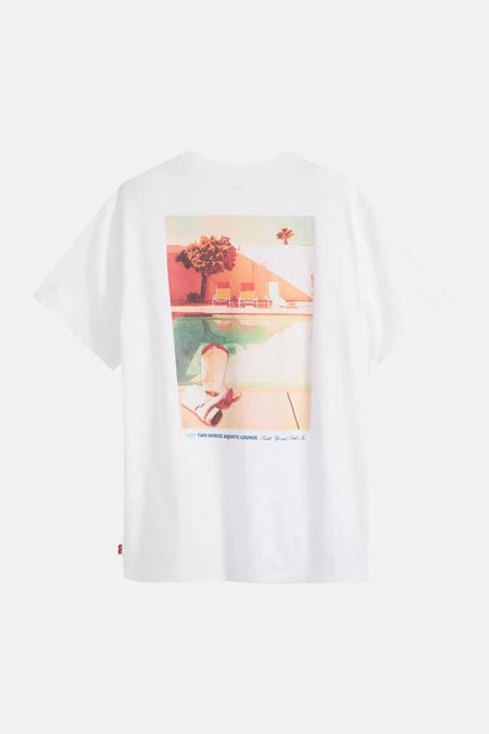 Wit T-shirt van Levi's® met een afbeelding van een zwembad en laarzen op de rug.
