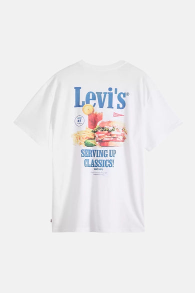 Wit T-shirt met korte mouwen van Levi's, met een print van een hamburger en de tekst "Serving up Classics!" op de achterkant.