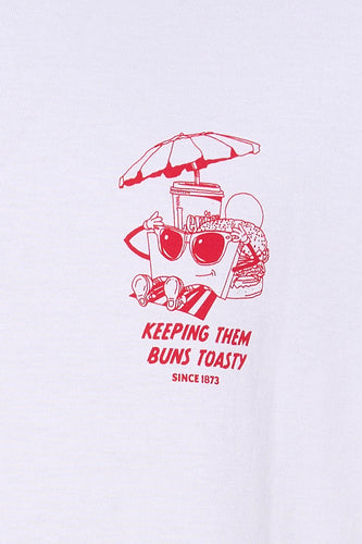 Wit T-shirt met korte mouwen van Levi's® met rode cartoonopdruk van een patatbakje op het strand.
