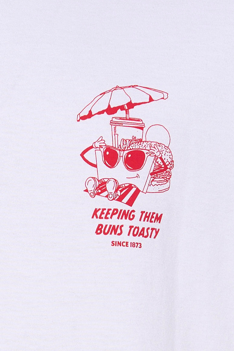 T-shirt blanc à manches courtes Levi's® avec imprimé dessin animé rouge d'un cornet de frites à la plage.