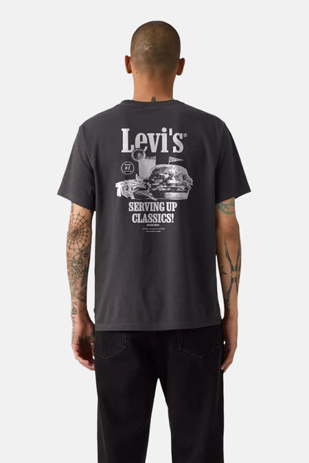 T-shirt noir à manches courtes de Levi's, avec un petit logo blanc sur la poitrine.