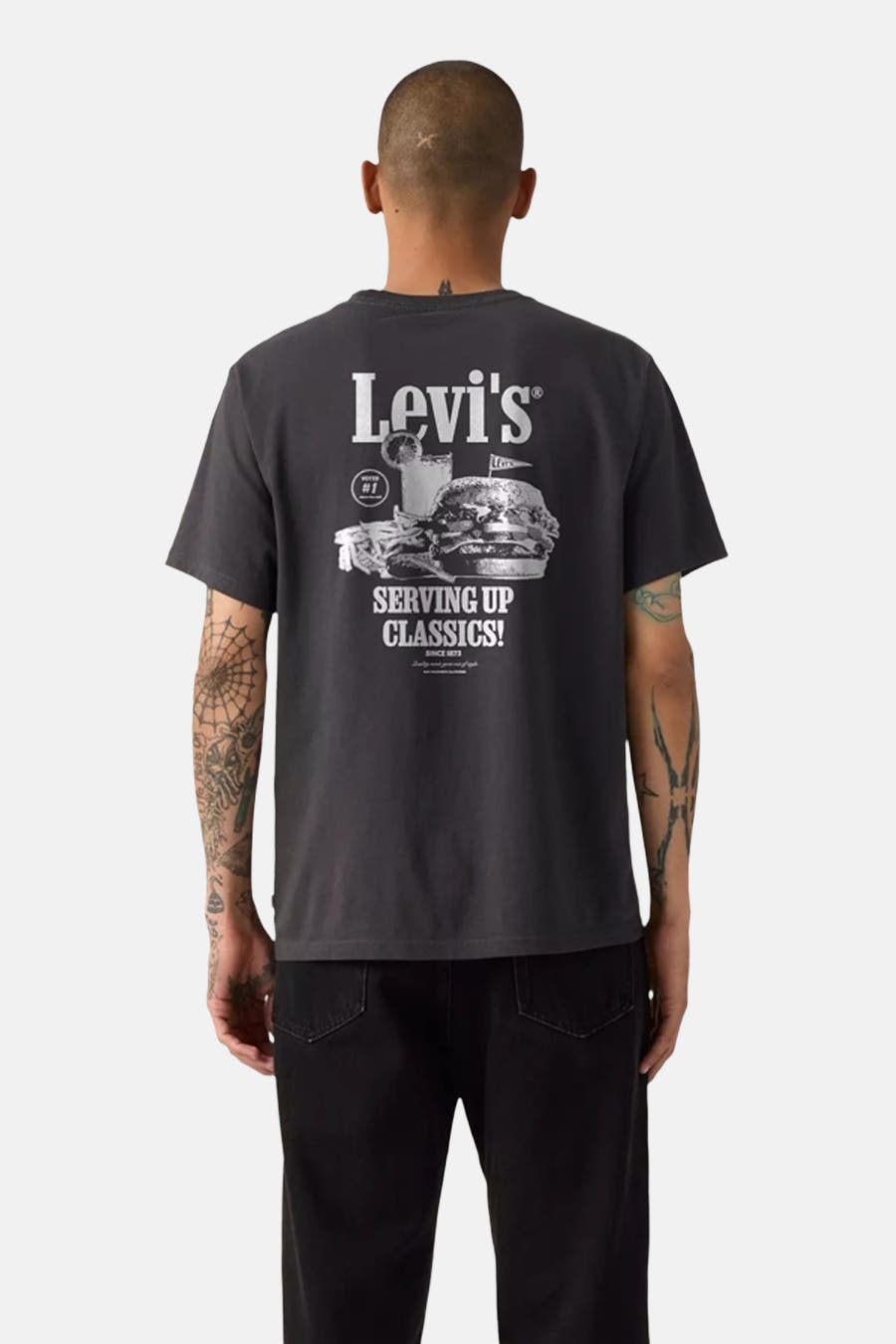 T-shirt noir à manches courtes de Levi's, avec un petit logo blanc sur la poitrine.