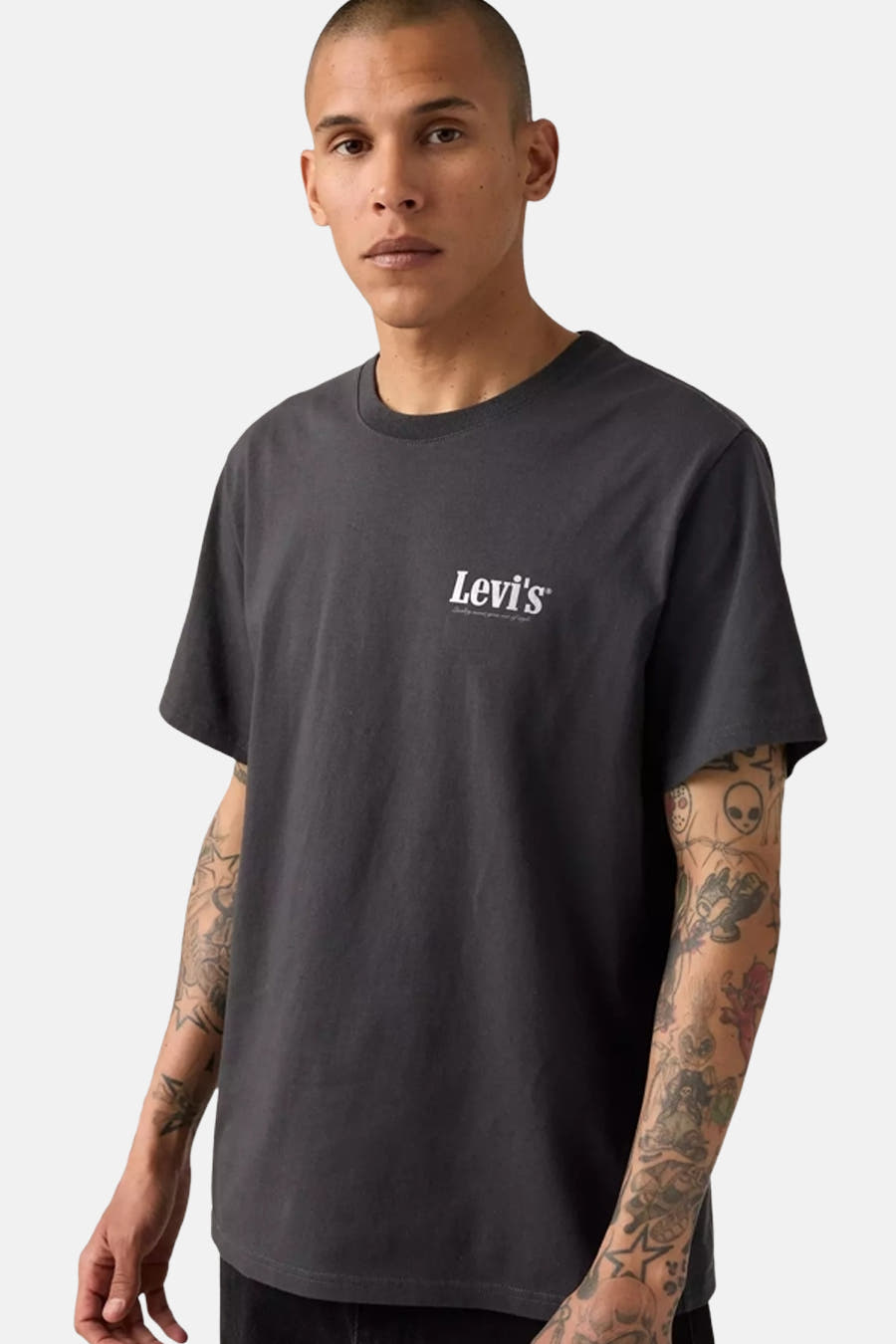 Zwart T-shirt met korte mouwen van Levi's, met logo op de borst en tatoeages op de armen.
