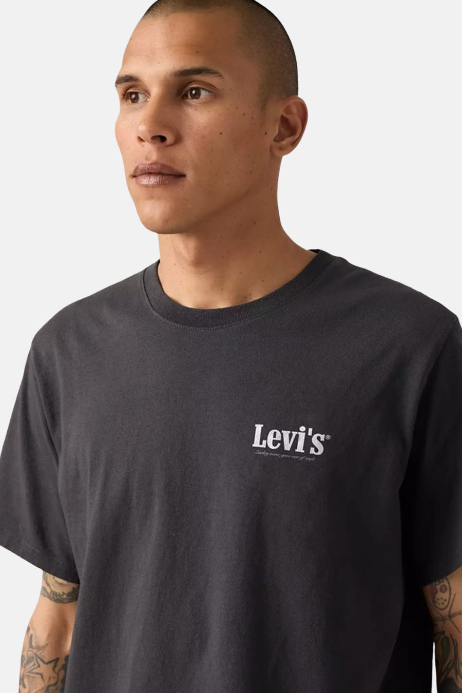 Zwart T-shirt met korte mouwen van Levi's, met een klein wit logo op de borst.
