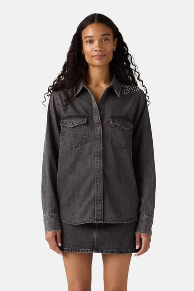 Zwart denim hemd met lange mouwen van Levi's®, met zilverkleurige studs op de kraag.
