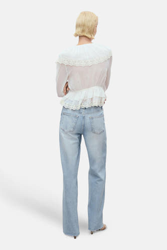 Jean décontracté de denim bleu clair de MANGO, avec des poches et un ourlet froncé.