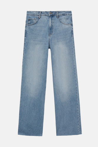 Jean décontracté de denim bleu clair de MANGO, avec une coupe classique et des jambes droites.