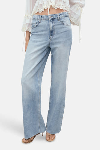 Jean décontracté de denim bleu clair de MANGO, avec bord côte et combiné à une blouse.