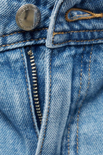 Jean en denim bleu large de MANGO, avec fermeture à glissière et détail de couleur argenté.