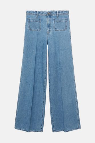 Jean en denim bleu de MANGO, avec des jambes larges, des poches brodées à l'avant et un effet stonewashed.