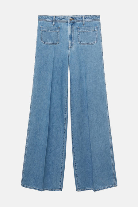 Blauw denim jeans met wijde pijpen van MANGO, met opgestikte zakken aan de voorkant en een stonewashed effect.