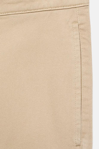 Beige kleurige broek van MANGO, met een subtiele textuur en een zak aan de zijkant.