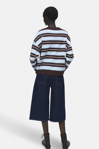 Sweat-shirt multicolore à col rond de MANGO, avec des rayures horizontales en marron et bleu, associé à des culottes bleu marine.