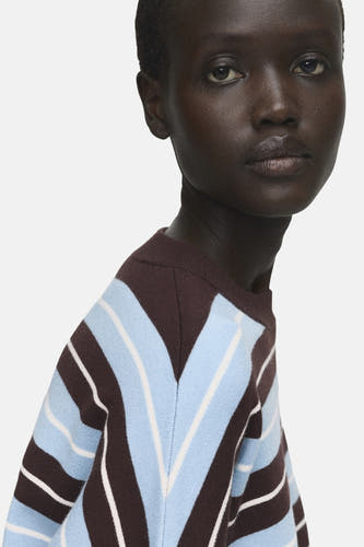 Sweat-shirt multicolore à col rond de MANGO, avec des rayures en brun, bleu et blanc.