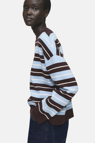 Sweat-shirt multicolore à col rond de MANGO, avec des rayures horizontales bleues, brunes et blanches, en vue latérale.