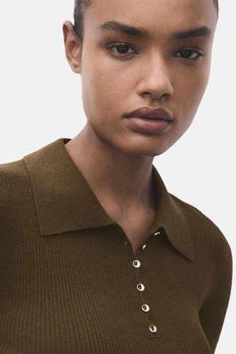 Khaki trui met ronde hals van MANGO, met ribbels.
