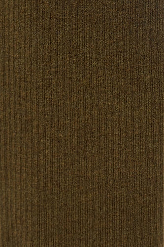 Khaki trui met ronde hals van MANGO, met een ribgebreide textuur.
