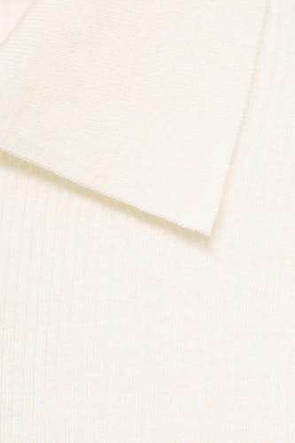 Gilet beige avec col rond de MANGO, matériau texturé dans un plan rapproché.