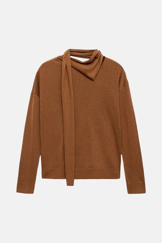 Bruine trui met ronde hals van MANGO, met een sjaalkraagdetail en lange mouwen.
