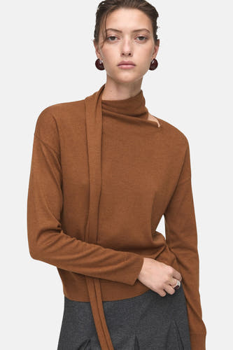 Bruine trui met ronde hals van MANGO, met asymmetrische details bij de hals en lange mouwen.
