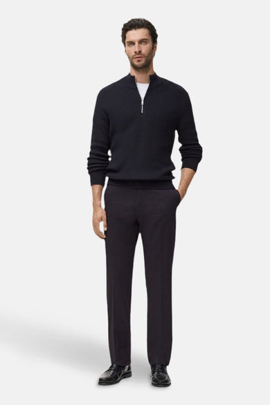 Jean bleu de MANGO porté avec un t-shirt blanc et des pantalons foncés avec des chaussures en cuir noires.