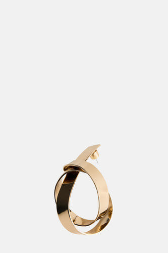 Gouden oorring van MANGO met een gedraaid design en een glanzende afwerking.