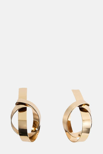 Gouden oorringen van MANGO, met een gedraaid en overlappend ontwerp.
