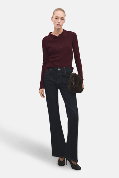 Bordeaux trui met ronde hals van MANGO, gedragen met donkere jeans en een harige tas.