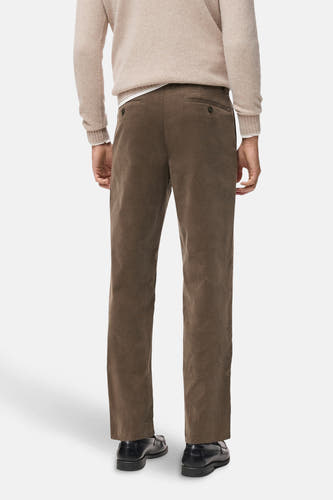 Pantalon marron de MANGO, vu de l'arrière, avec une couleur unie et des plis subtils.