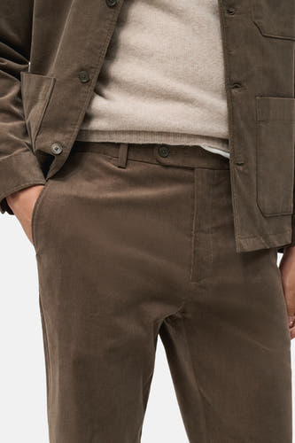 Pantalon marron de MANGO, fabriqué en corduroy, avec une fermeture à boutons et une poche poante.