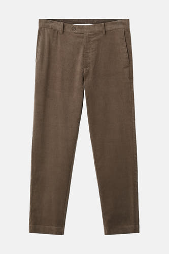 Pantalon marron de MANGO, tissu uni avec des pinces droites et des poches.