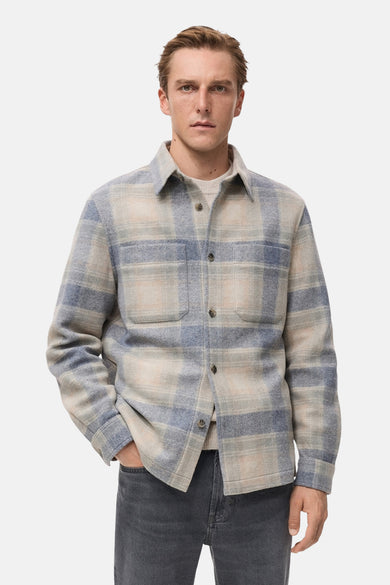 Veste courte multicolore de MANGO, avec un motif à carreaux et des jeans visibles.